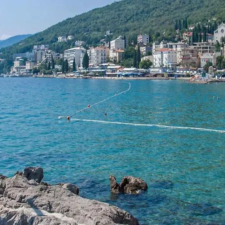 Apartment In 17036 *